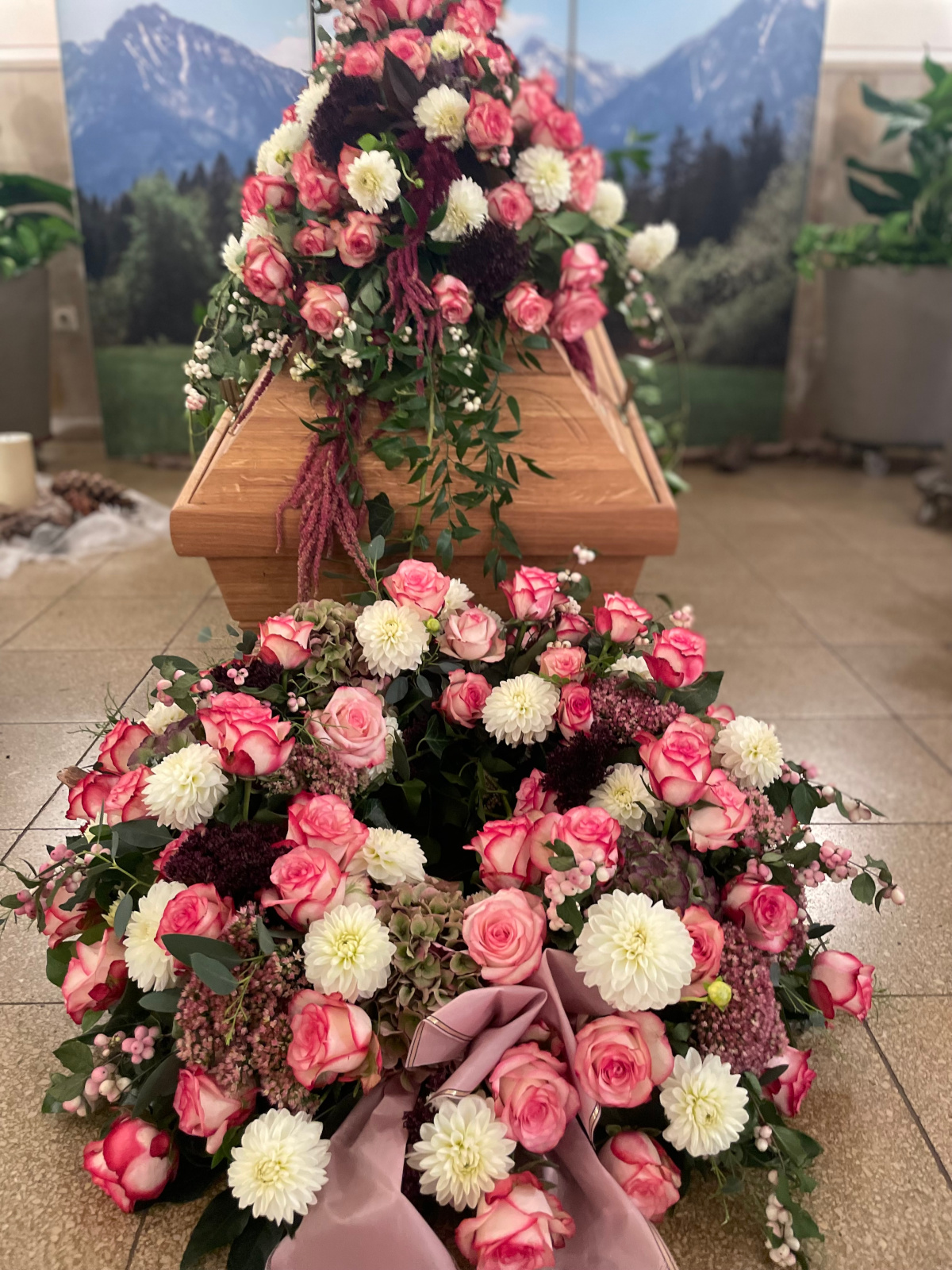 „Bildergalerie mit floristischen Trauerarbeiten, Sargschmuck, Urnenkränzen und Blumendekorationen für Abschied und Gedenken.
