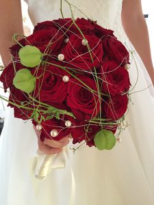 Foto: Brautstrauss mit roten Rosen und kleinen weissen Perlen